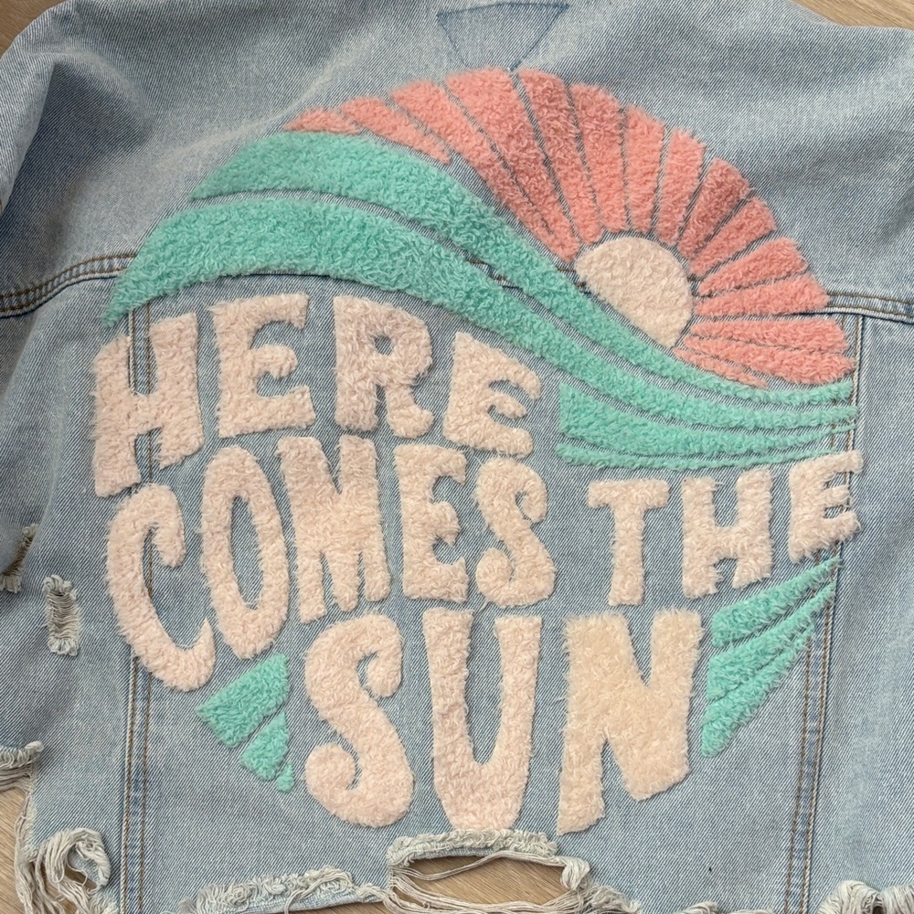 Adel Kasza Women’s Cropped Jean Statement Jacket - Picture 3 of 5
